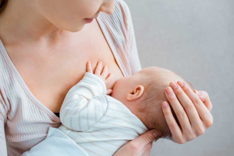 unakrsni položaj za dojenje bebe