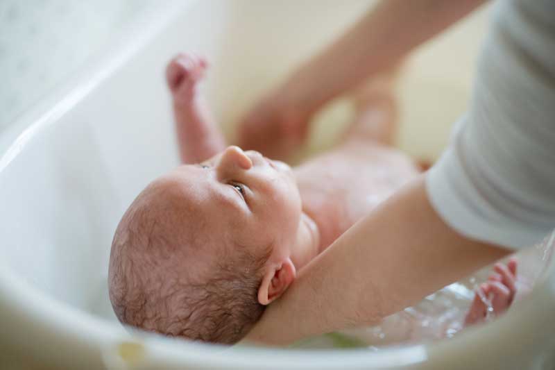 kupanje bebe u kadici